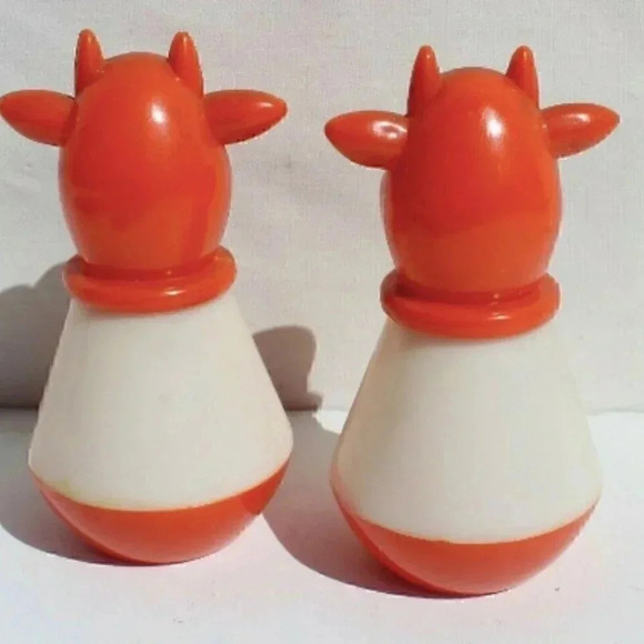 Vintage 1970s MCM Retro Plastic Cow Salt and Pepper Shaker Set Decor - Hong Kong - Picture 3 of 5